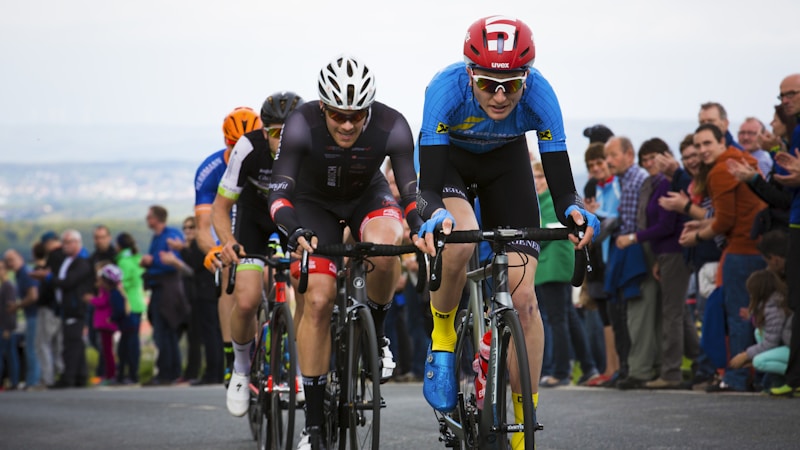 赛场窗口直播界面展示足球比赛实时画面和多路信号选择